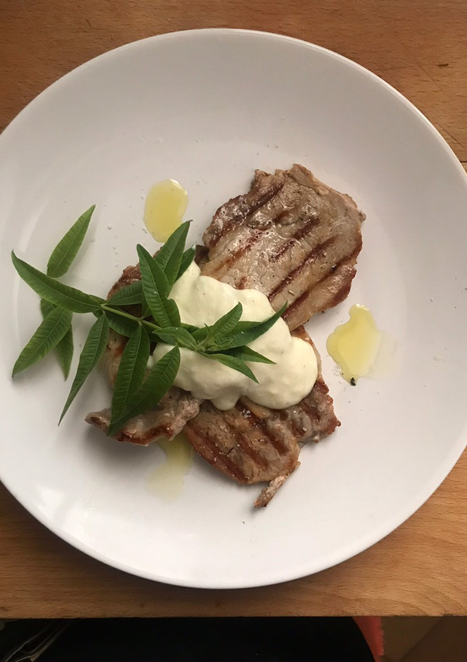 Una foto de Lomo con salsa de hierba María Luisa