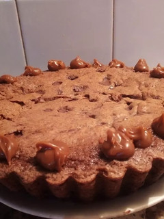 Una foto de Torta bomba de chocolate y maní 🍫