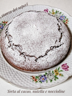 Foto di Torta al cacao, nutella e noccioline