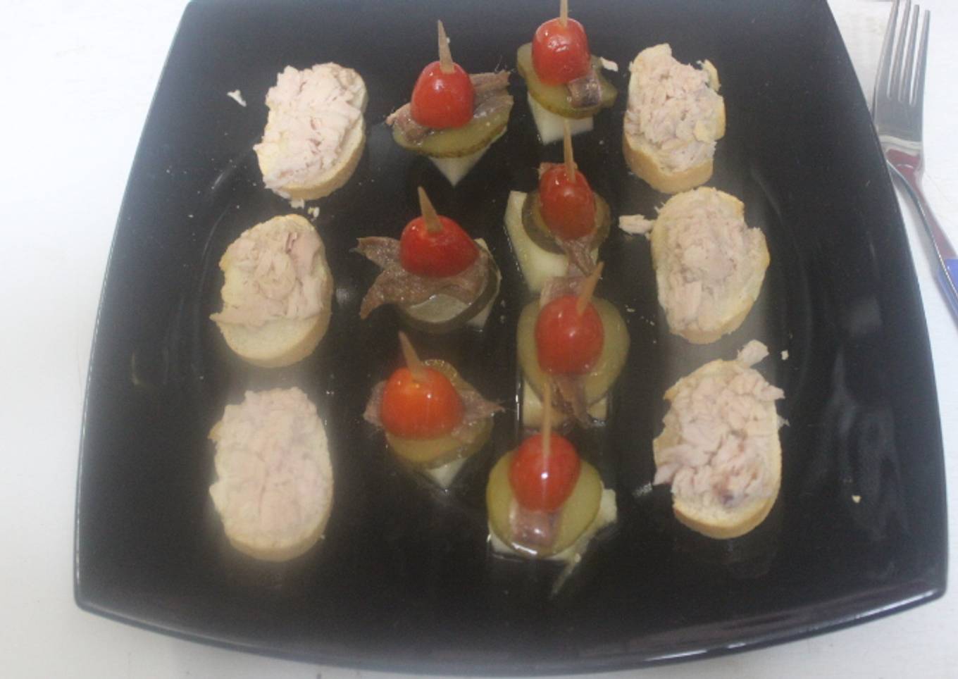 Montaditos de atún con banderillas de melón y anchoas