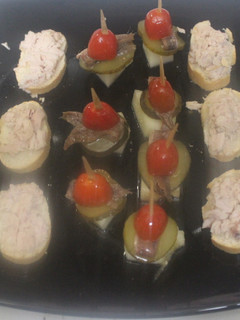Una foto de Montaditos de atún con banderillas de melón y anchoas