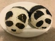 Una foto de onigiri sushi