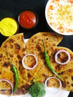 બ્રોકલી પનીર સ્ટફ્ડ પરાઠા (Broccoli stuffed paratha recipe in Gujarati) રેસીપી મુખ્ય ફોટો