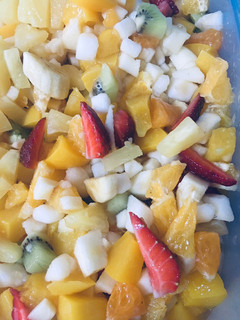 Una foto de Ensalada de fruta 🍇🍎🍐🍊🍋🍓🍑🥝🍌🍍
