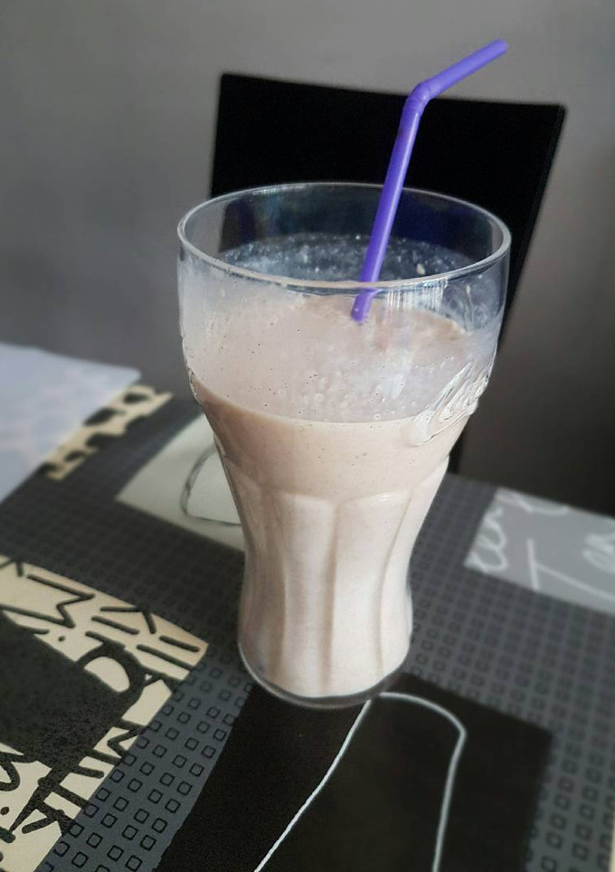 Una foto de Batido de plátano, avena y canela