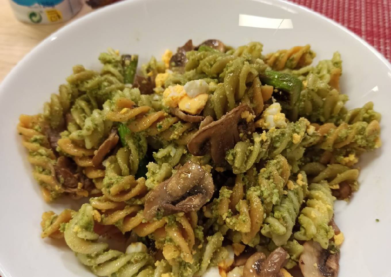 Pasta con pesto de aguacate, espárragos verdes y champiñones