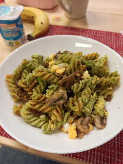Una foto de Pasta con pesto de aguacate, espárragos verdes y champiñones