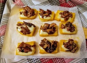 Foto di Crostini di polenta finferli e formaggio morbido