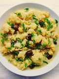 Zuppetta di cavolfiore al curry con olive e germogli di daikon