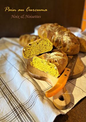 Une photo de Pain au curcuma, noix et noisettes