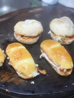 Una foto de Bocadillitos de pollo con gazpacho