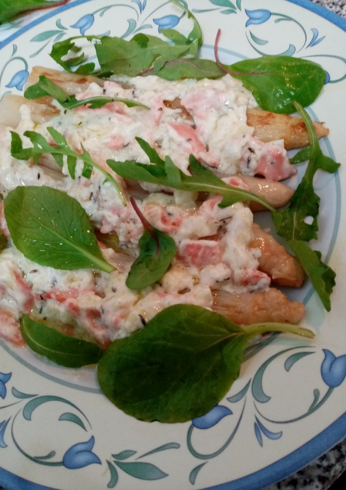 Una foto de Espárragos blancos con salmón ahumado