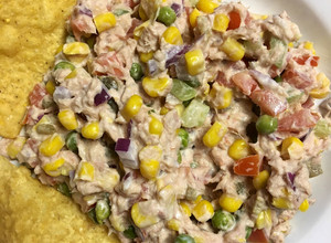 Una foto de Ensalada de atún riquísima 😋