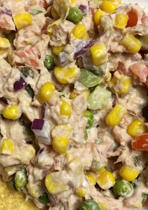 Una foto de Ensalada de atún riquísima 😋