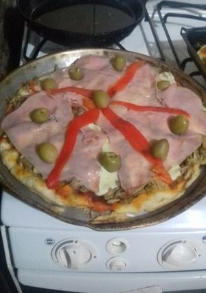 Una foto de Pizza especial de pollo y jamón