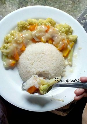 Foto resep Steamed Veggies with Creamy Sauce/Sayur Kukus Siram Saus Krim (Menu Diet)