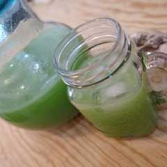 Una foto de Agua fresca de pepino, limón y jengibre