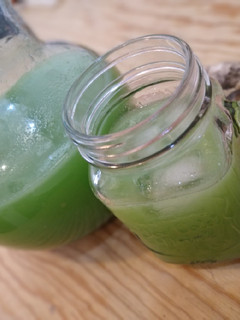 Una foto de Agua fresca de pepino, limón y jengibre