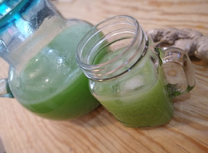Una foto de Agua fresca de pepino, limón y jengibre
