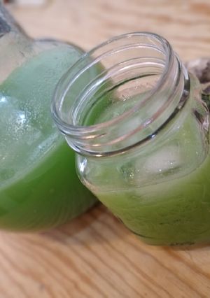 Una foto de Agua fresca de pepino, limón y jengibre
