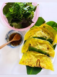 Hình của món Bánh xèo nhanh gọn ngày mưa với chảo không dính.