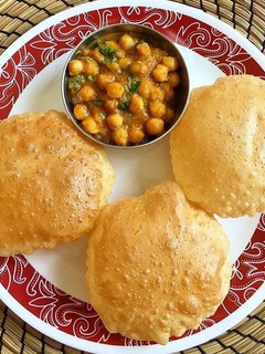 छोले पूरी (chole Poori recipe in Hindi) रेसिपी मुख्य फोटो