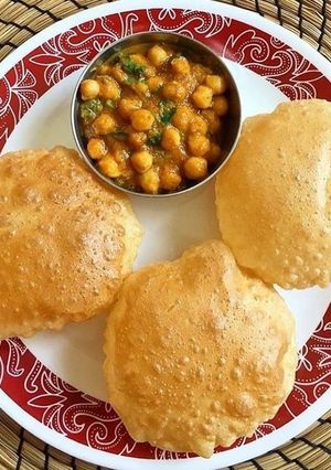 छोले पूरी (chole Poori recipe in Hindi) रेसिपी मुख्य फोटो