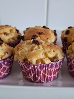 Una foto de Magdalenas con manzana y pasas