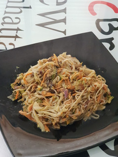 Una foto de Fideos con verduras y almendras