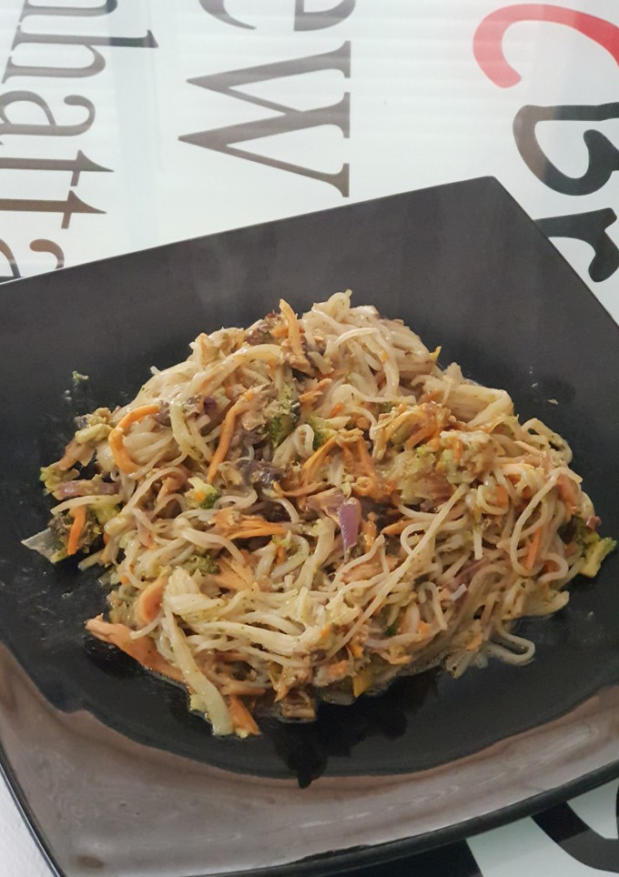 Una foto de Fideos con verduras y almendras