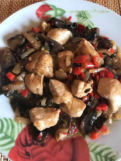 Una foto de Pollo con champiñones en salsa de ostras