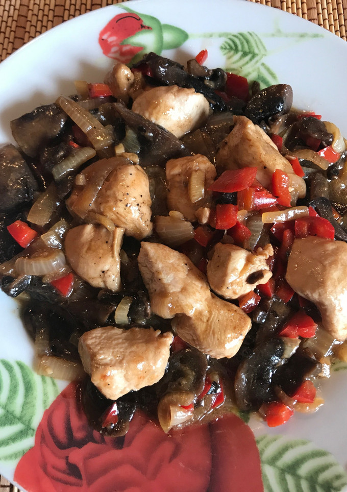 Una foto de Pollo con champiñones en salsa de ostras