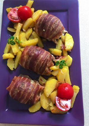 Baconbe göngyölt sertés szelet tojással töltve, vele sült burgonyával recept fotója