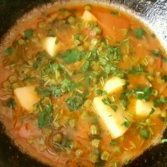 A picture of Matar Aloo Curry/ Pea & Potato Curry🍜.