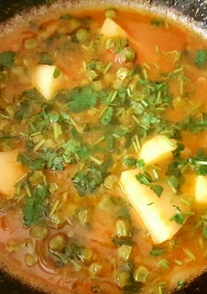 A picture of Matar Aloo Curry/ Pea & Potato Curry🍜.