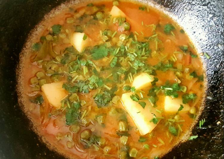 Quick and Easy Matar Aloo Curry/ Pea &amp; Potato Curry🍜