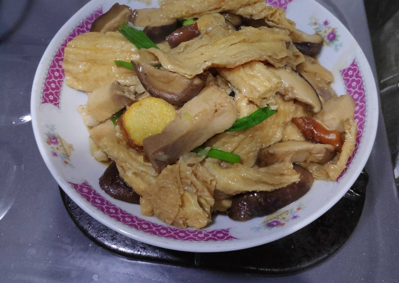 Tumis jamur, daging babi panggang