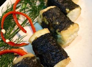 Hình của món Đậu hũ cuốn rong biển chiên giòn.