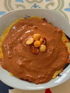 Una foto de Banana mug cake con crema de 🍫 (saludable/fit)