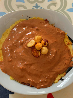 Una foto de Banana mug cake con crema de 🍫 (saludable/fit)