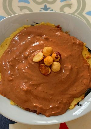 Una foto de Banana mug cake con crema de 🍫 (saludable/fit)