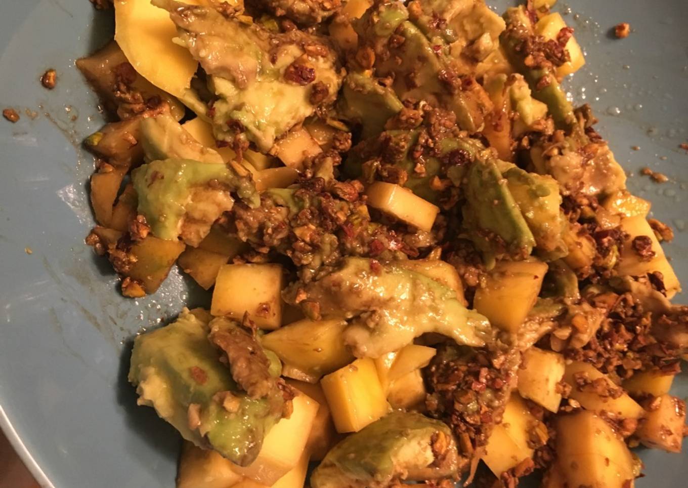 Ensalada de aguacate y mango con vinagreta de frutos secos