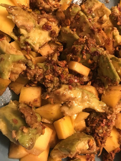 Una foto de Ensalada de aguacate y mango con vinagreta de frutos secos