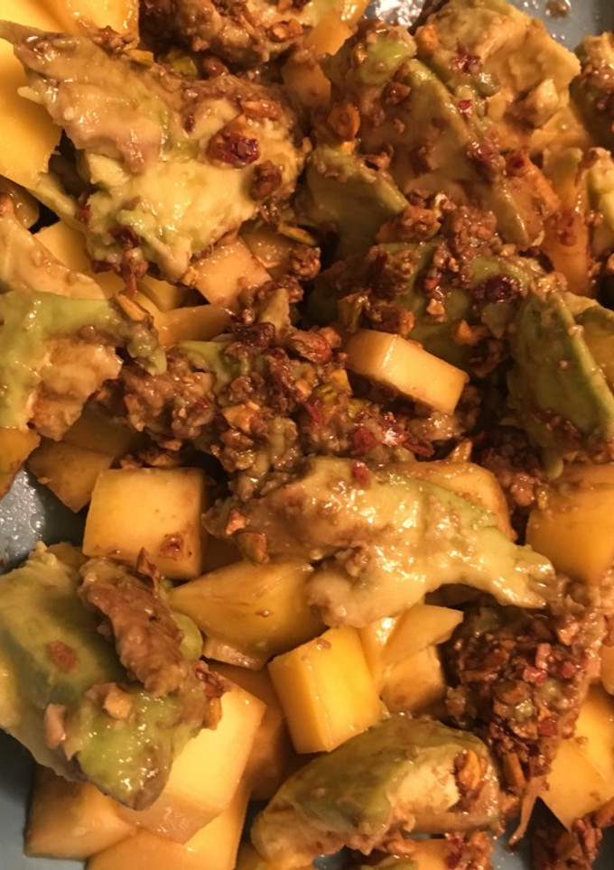 Una foto de Ensalada de aguacate y mango con vinagreta de frutos secos