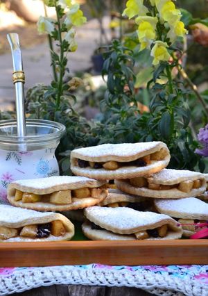 Una foto de Bocaditos de manzana y pasas de uva🌺