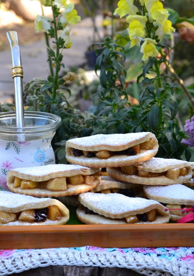 Una foto de Bocaditos de manzana y pasas de uva🌺