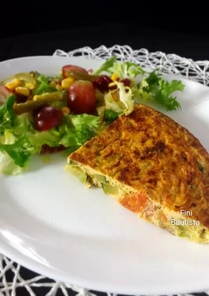 Una foto de Tortilla de verduras y atún