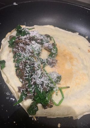 A picture of Spinach and mushroom crepe / pancake filling.