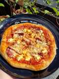 Prosciutto pizza mézzel és kecskesajtal