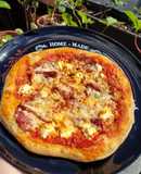 Prosciutto pizza mézzel és kecskesajtal